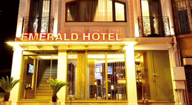 Кровать в общем номере Мансарда Emerald Hotel