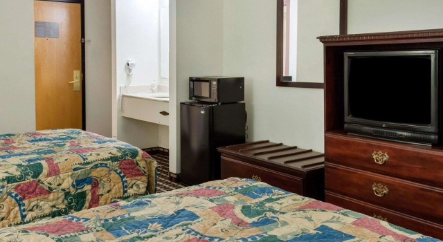 Четырёхместный номер Standard Econo Lodge Hopewell Near Fort Lee I-295