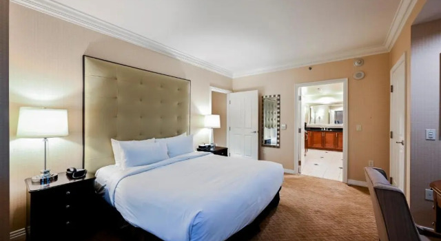 Люкс Executive Пентхаус с балконом и с видом на город Signature Rental by Owner Direct
