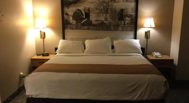 Suite Super 8 by Wyndham Monroe WI