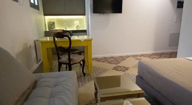 Трёхместный номер Standard ATHENIAN YARD SUITES