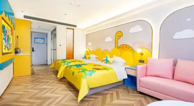 Кровать в общем номере Longting Holiday Hotel (Zigong Fangte Dinosaur Kingdom Store)