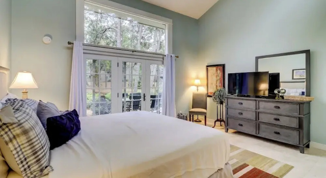14 Stoney Creek at The Sea Pines Resort, Забронировать Курортный отель Отели Хилтон-Хед-Айленд с парковкой, рядом с Stan Smith Tennis Academy, Парковка