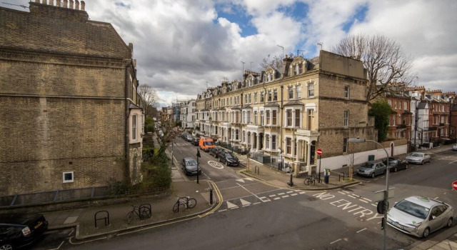 Bright 2 Bed in West Kensington W/balcony