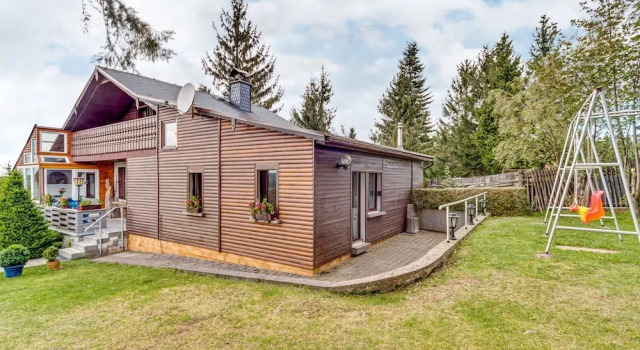 Коттедж с балконом Cozy Holiday Home With Terrace and Garden