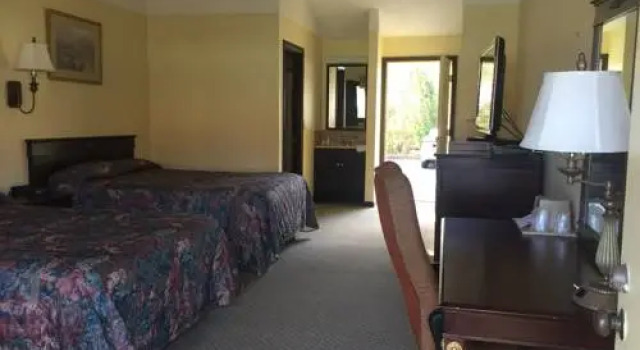 Captain's Lodge Motel, Varaa Motelli Hotellit New England uima-altaalla, Uima-allas