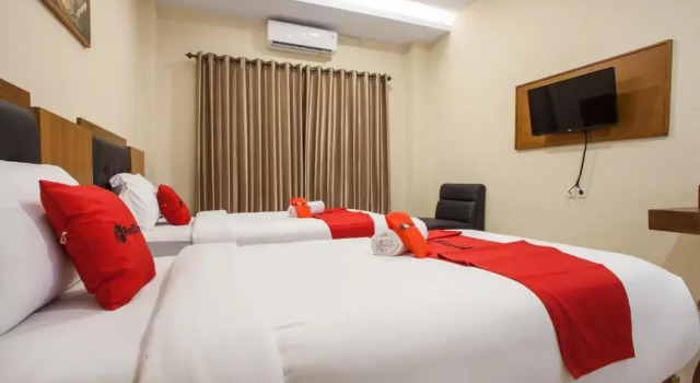 Junior Suite RedDoorz Premium @ Jalan Cengkeh