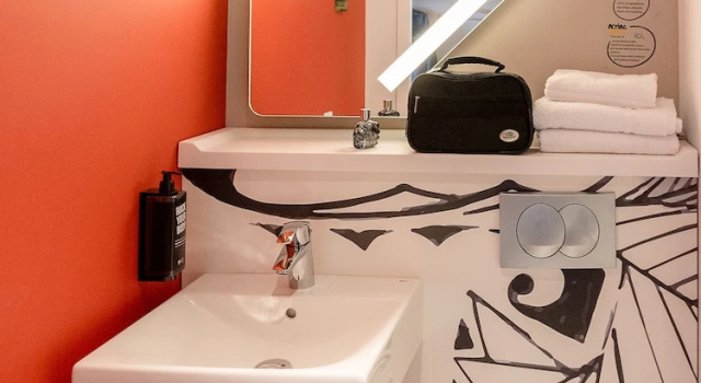 Трёхместный номер Standard ibis Budget Cognac
