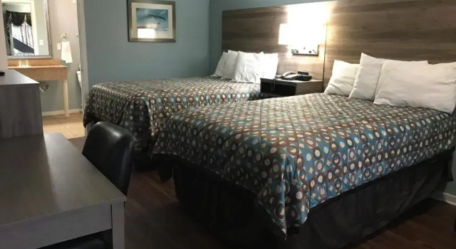 Четырёхместный номер Standard Winton Inn & Suites