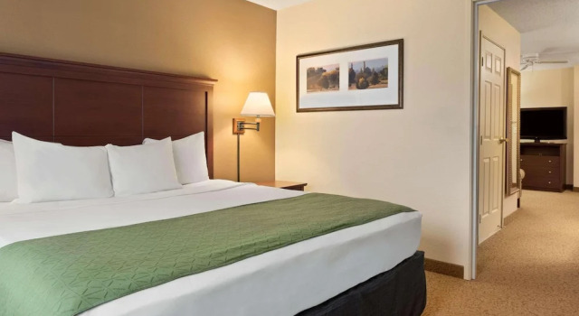Люкс c 1 комнатой Country Inn & Suites by Radisson, Stevens Point, WI