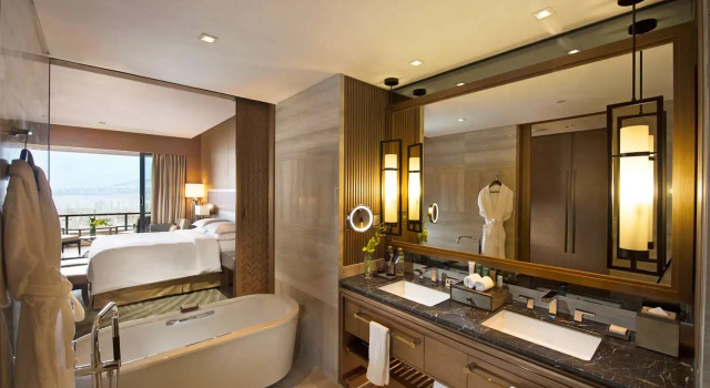 Люкс с балконом Hilton Wuhan Optics Valley