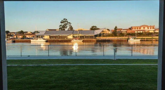 Апартаменты Ulverstone Waterfront Apartments