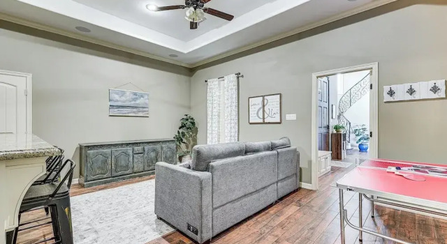 1 Mi to Vackar Stadium: Roomy Retreat w/ Pool, Забронировать Дом для отпуска Эдинберг Rio Grande Valley
