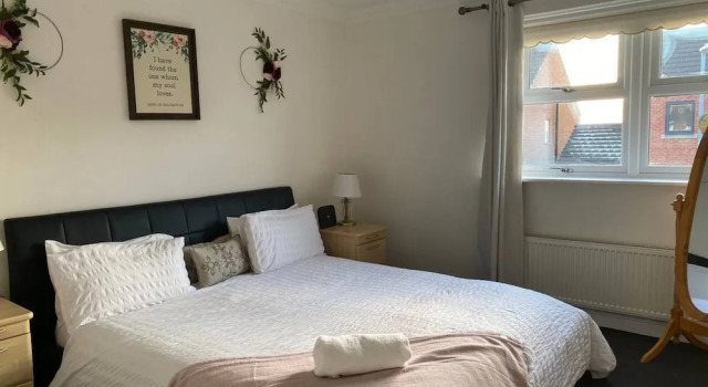 4-bed House With Private Garden in Barnsley!, Varaa Lomakoti Mökit kohteessa Merseyside, Mökki
