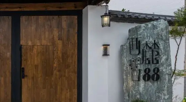 Distant Mountain Hues·Long Moon Waves·Garden Harmony Villa (Lijiang Ancient Town Branch), Rezerwuj Willa Domki letniskowe w Lijiang, Domek