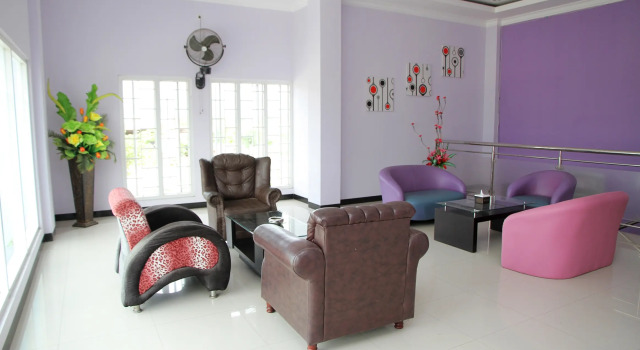 Purple Hotel by OYO Rooms, Prenota Hotel Hotel a Sulawesi con parcheggio, Parcheggio