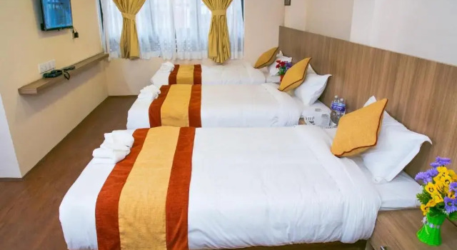 Кровать в общем номере Sakura Boutique Hotel