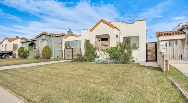 Centrally Located Los Angeles Home w/ Courtyard, Забронировать Отель Отели Лос-Анджелеса 3 звезды, 3*