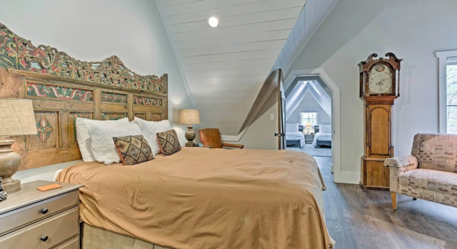 Коттедж с 4 комнатами с балконом Enchanting Tryon Home w/ Hot Tub ~ 14 Mi to Tiec!