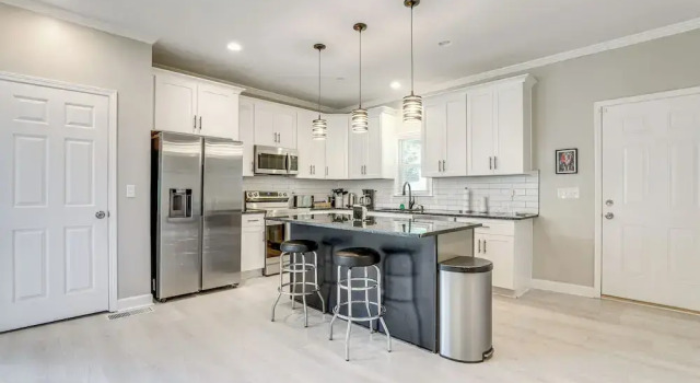 Коттедж Walk to Mercedes-benz! Centrally Located ATL Base