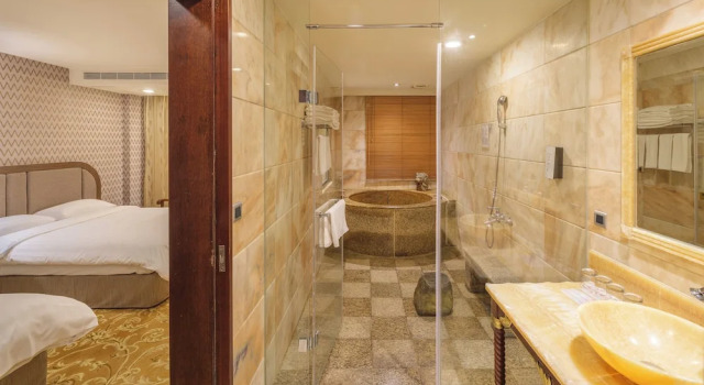 Номер Luxury Grand Pleasure Spring Hotel