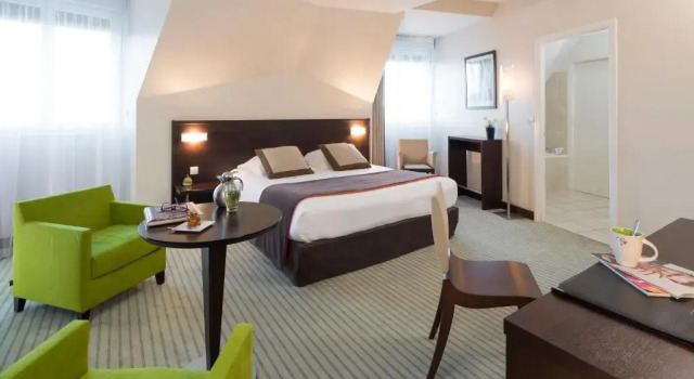 Номер Privilege с видом на улицу Le Richebourg Hôtel, Restaurant & Spa