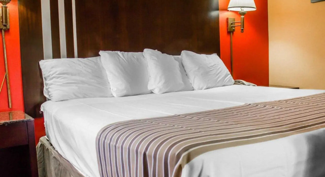 Номер Standard Rodeway Inn MacArthur Airport