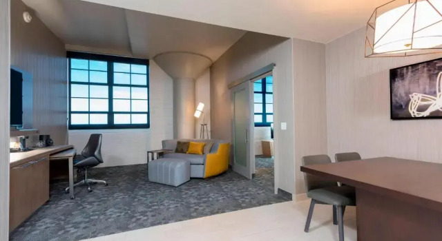 Люкс Deluxe Courtyard by Marriott Waterloo Cedar Falls