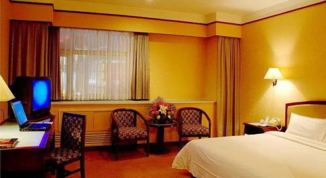 Songhuajiang Gloria Plaza Hotel, Rezerwuj Hotel Hotele w Dao Li z basenem, Basen