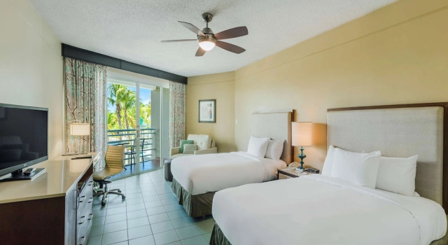 Четырёхместный номер Standard с балконом и с видом на бассейн Hilton Ponce Golf & Casino Resort