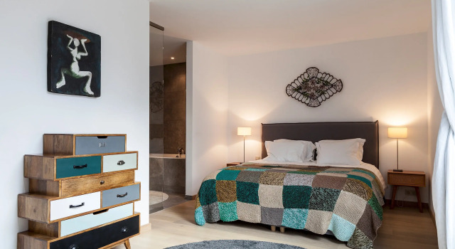 Unit 2 - Modern Smart Home Duplex With Free Parking