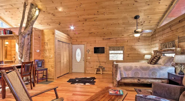 Апартаменты Bryson City Cabin w/ Wraparound Deck & Hot Tub