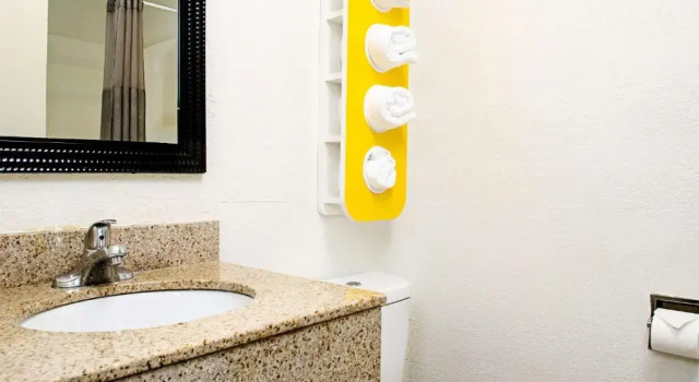 Четырёхместный номер Standard Motel 6-Modesto, CA - Downtown