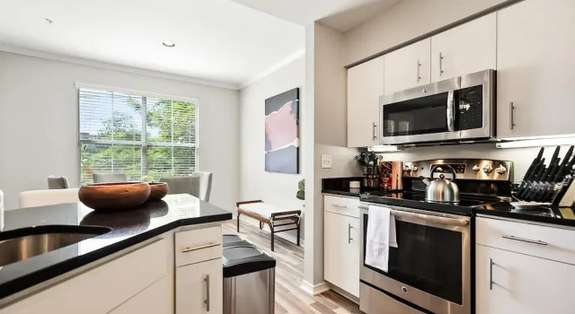 Uptown Dallas Apartments, Забронировать Апартаменты/квартира Отели Далласа с парковкой, рядом с Magnolia Theater, Парковка