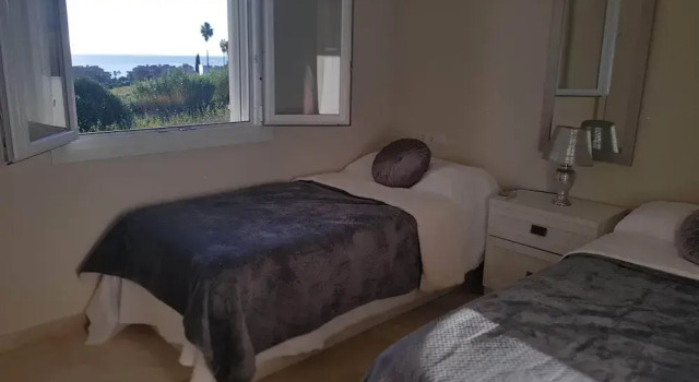 Apartmentsleeps4-pool-bbq-garden-ac