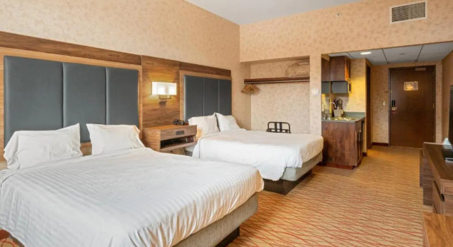 Четырёхместный номер Standard с красивым видом из окна The Lodge at Big Sky