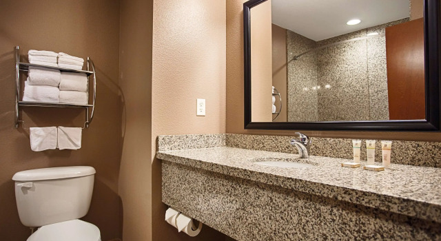 Четырёхместный люкс Best Western Plus Carousel Inn & Suites Burlington