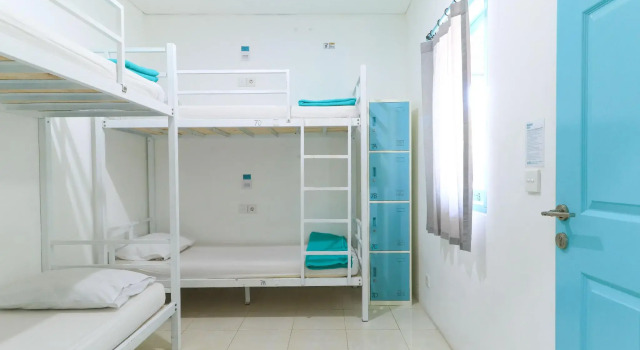 Кровать в общем номере The Ruum Hostel Canggu