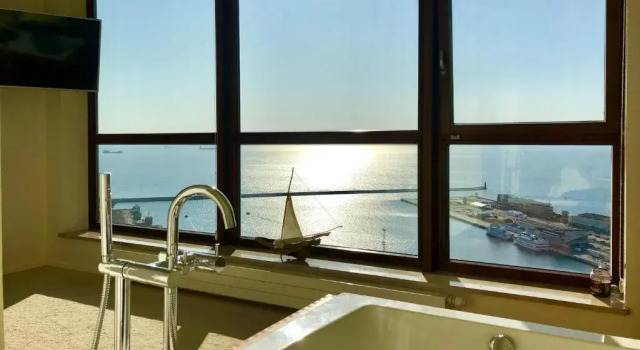 SEA TOWERS PENTHOUSE PREMIUM APARTMENT 23-24 Two-Floors Panoramic Terrace Sea View ADULS ONLY, Varaa Huoneisto Hotellit Pommeri pysäköinnillä, Pysäköinti