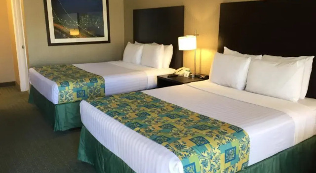 Четырёхместный номер Deluxe Regency Inn at San Francisco Airport