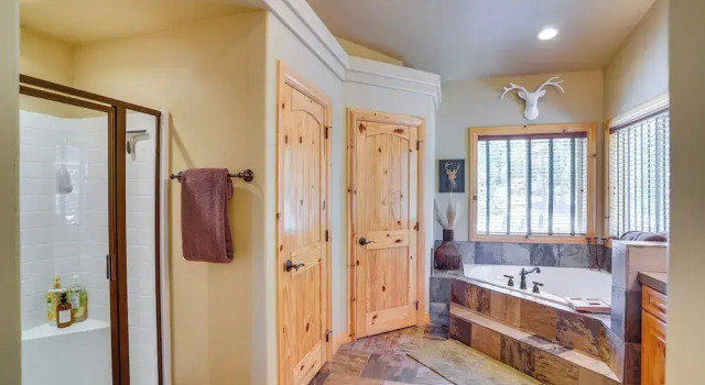 Коттедж Duck Creek Village Cabin w/ Deck & Private Hot Tub