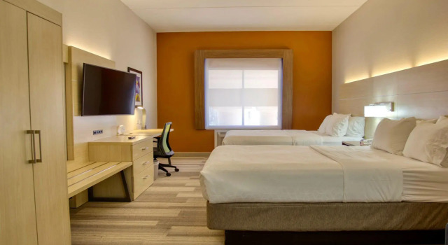 Четырёхместный номер Standard Holiday Inn Express Hotel & Suites Byram by IHG