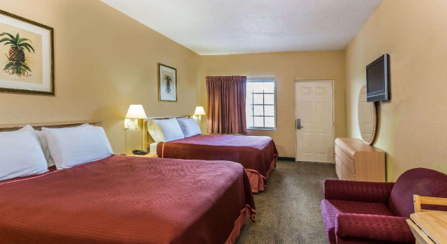 Четырёхместный номер Standard Travelodge Suites by Wyndham Lake Okeechobee