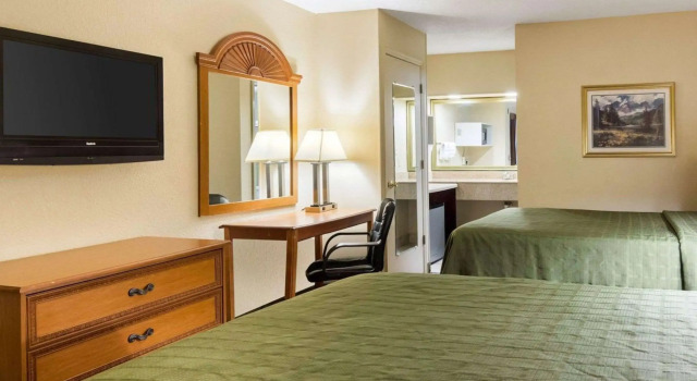 Четырёхместный номер Standard Quality Inn South Hill I-85