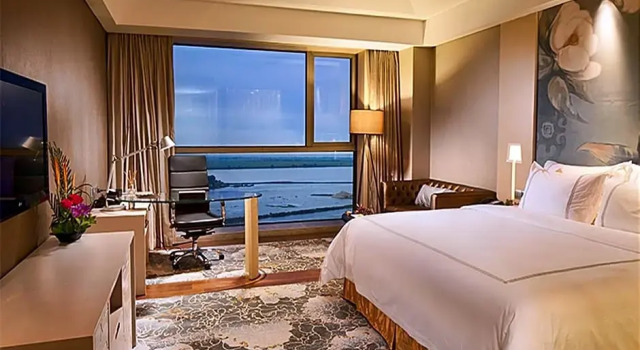 Двухместный номер Business с видом на озеро Grand Skylight International Hotel Gongqingcheng