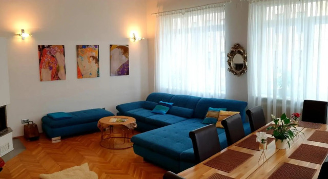 Sunny and spacious apartment near city centre, Rezerwuj Apartament Hotele w Wiedeń z parkingiem, Parking
