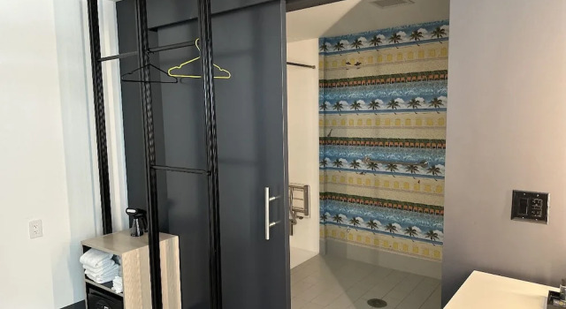 Четырёхместный номер Standard с балконом Aloft by Marriott Fort Lauderdale Airport