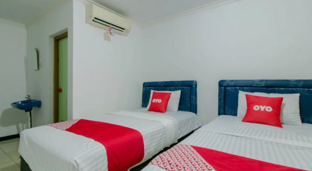 Deluxe Twin room RedDoorz Syariah At Cibadak Sukabumi