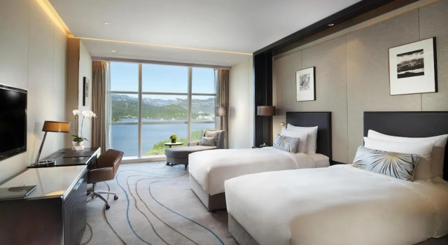 Номер Standard с видом на озеро Sunrise Kempinski Hotel