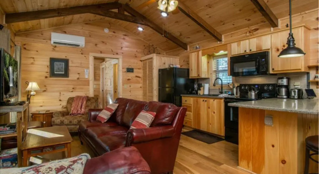 Коттедж Creekside Log Cabin in Pisgah Forest